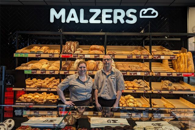 Zwei Mitarbeiter vor der Brötchentheke