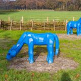 Blaue Pferdeskulpturen am Escherufer in Herten und Castrop-Rauxel.