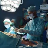 Ein Chirurg bei einer Operation.