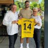 Günther Overkamp zusammen mit seiner Frau Dina und BVB-Stürmer Niclas Füllkrug.