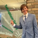 Comedian Simon Gosejohann steht verkleidet vor der Redaktion der Recklinghäuser Zeitung.
