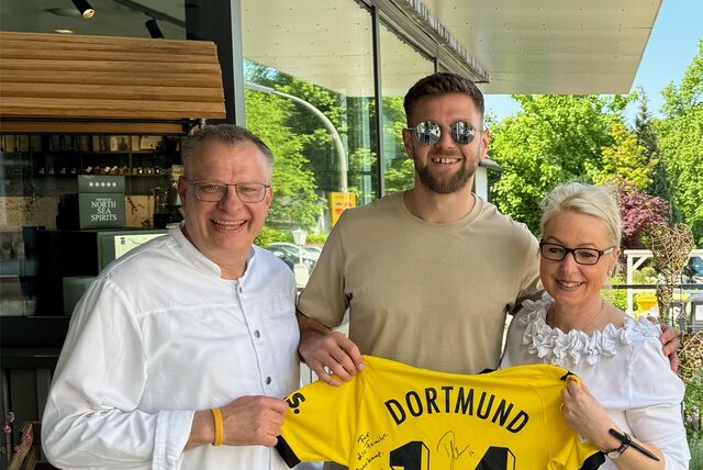 Günther Overkamp zusammen mit seiner Frau Dina und BVB-Stürmer Niclas Füllkrug.