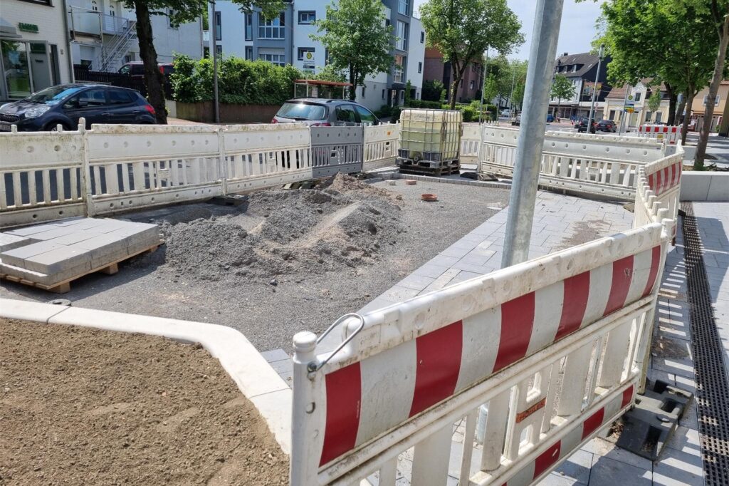 Sperrbarken rahmen eine Baustelle ein.