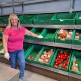 Ehrenamtliche des Tafelladens an der Gemüsetheke