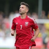 Anjo Wilmanns joggt über den Fußballplatz