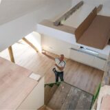 Blick von oben in die untere Etage der Dachgeschosswohnung.