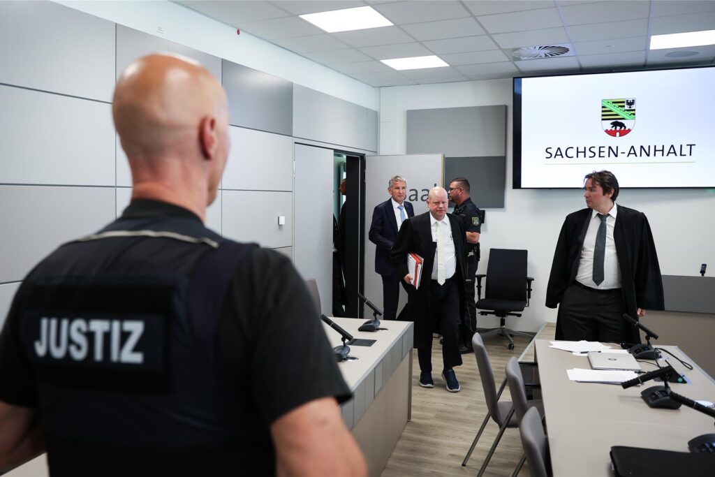 Björn Höcke (hinten, l.), Vorsitzender der Thüringer AfD, kommt mit seinen Anwälten Ulrich Vosgerau (M.) und Philip Müller (r.) zu Beginn seines Prozesses im Landgericht. Björn Höcke (hinten, l.), Vorsitzender der Thüringer AfD, kommt mit seinen Anwälten Ulrich Vosgerau (M.) und Philip Müller (r.) zu Beginn seines Prozesses im Landgericht.