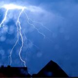 Gewitter mit Blitzen am Himmel über NRW (Symbolbild).