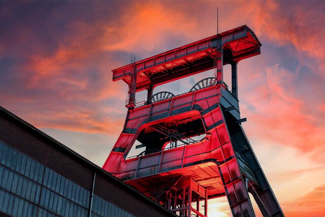 Der Förderturm der Zeche Ewald im Abendlicht.