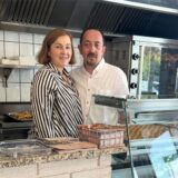 Yeliz und Gülabi Kenanoglu stehen hinter der Theke ihres Imbisses in Herten-Scherlebeck.