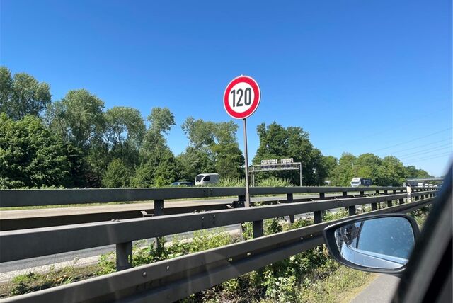 Tempo-120-Schild zwischen Hauptfahrbahn und Parallelfahrbahn der Autobahn 2 im Autobahnkreuz Dortmund-Nordwest.