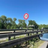 Tempo-120-Schild zwischen Hauptfahrbahn und Parallelfahrbahn der Autobahn 2 im Autobahnkreuz Dortmund-Nordwest.