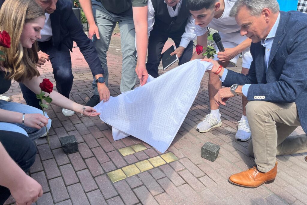 Die Stolpersteine der Familie Jäckel aus Recklinghausen wurden enthüllt. Die Stolpersteine der Familie Jäckel aus Recklinghausen wurden enthüllt.