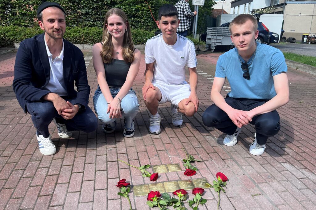 Lehrer Vito Gliozzo mit Schülerin Anna Peveling und den Schülern Mehmet Pirinc und Luca Möller. Lehrer Vito Gliozzo mit Schülerin Anna Peveling und den Schülern Mehmet Pirinc und Luca Möller.