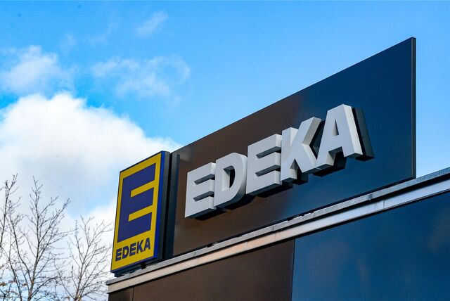 Das Logo der Einzelhandelskette Edeka ist an einer Filiale zu sehen.