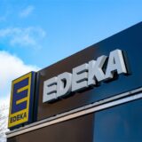 Das Logo der Einzelhandelskette Edeka ist an einer Filiale zu sehen.