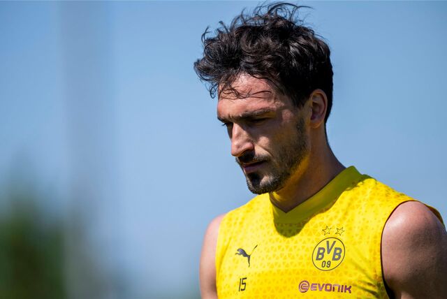 Mats Hummels schaut auf den Boden.