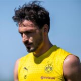 Mats Hummels schaut auf den Boden.