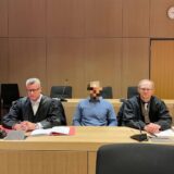 Der Angeklagte (Mitte) an der Seite seiner Verteidiger Detlev Binder (links) und Olaf Krekeler beim Prozessauftakt am 21. Februar 2024.
