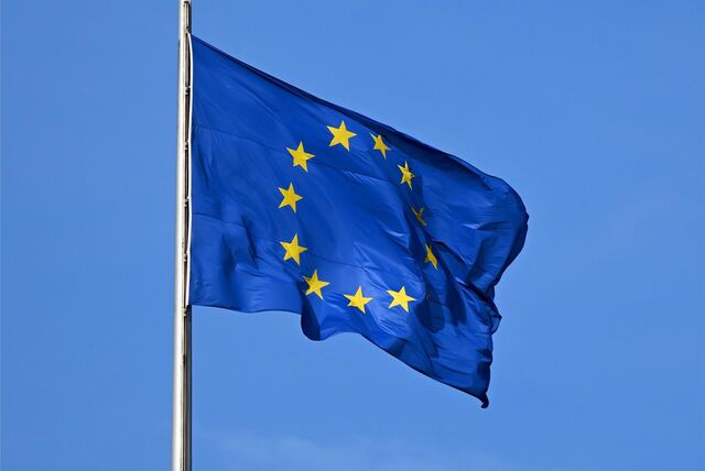 Die Flagge der EU auf dem Reichstag weht im Wind.