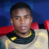Youssoufa Moukoko auf einer Auswechselbank.
