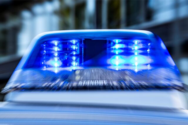 Das Blaulicht an einem Polizeiwagen ist eingeschaltet.