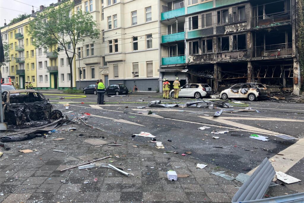 Trümmer liegen auf einer Straße in Düsseldorf.