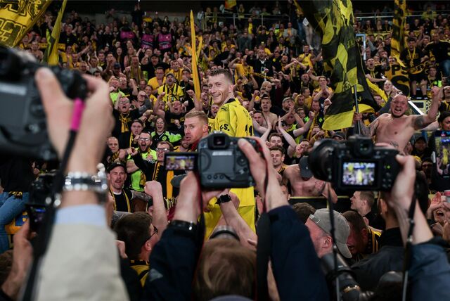 Marco Reus schaut in Richtung der Fotografen.