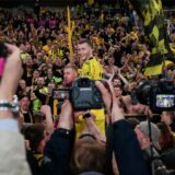 Marco Reus schaut in Richtung der Fotografen.
