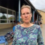 Zu sehen sind die Lindenschule (Grundschule) in Castrop-Rauxel im Stadtteil Frohlinde und die Schulleiterin Isabell Schütz.