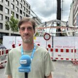 Die neue Kuppel für die Krüger-Passage in der Dortmunder Innenstadt. Am Donnerstag wird sie mit einem mobilen Kran in das Innere des Gebäudes gehoben.