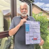 Thomas Beermann vom Skatverein mit Plakat in der Hand.