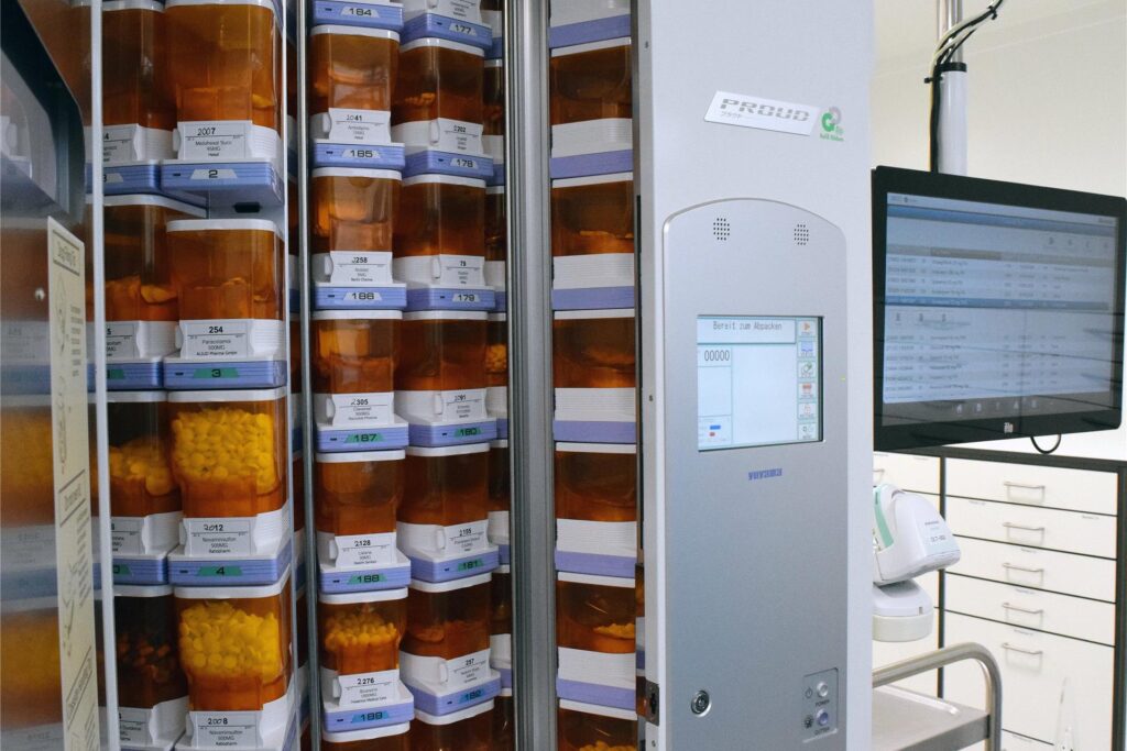 Kanister mit Tabletten in einem Blisterautomaten.
