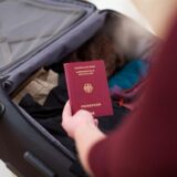 Der Reisepass darf beim Packen für den Urlaub zu Zielen außerhalb Europas nicht fehlen. Innerhalb der EU reicht der Personalausweis.