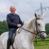 Der 90-jährige Hermann Buthe sitzt auf dem Rücken seines Pferdes Ruby.
