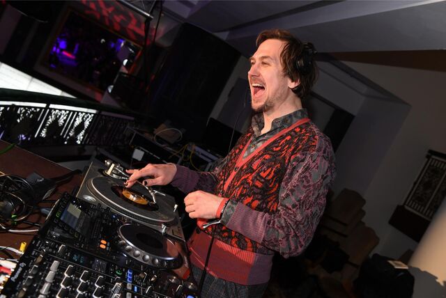 Schauspieler Lars Eidinger legt als DJ auf.