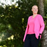 Jill Klatt lehnt an einem Baum.