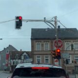 Die provisorische Ampel an der Kreuzung Hellweg/Dortmunder Str./Mengeder Straße ist auch Mai 2024 noch da. Und damit stolze 41 Monate länger als eigentlich geplant.