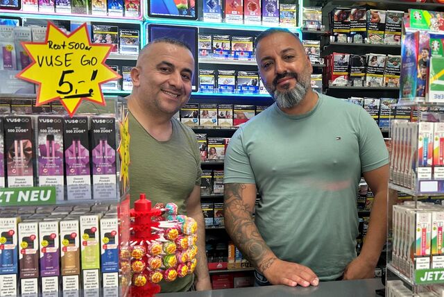 Hüseyin Bozjurt (51) (links) und Orhan Cinar (43) im Kiosk.