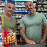 Hüseyin Bozjurt (51) (links) und Orhan Cinar (43) im Kiosk.