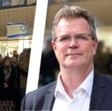 Zu sehen sind Teilnehmer der Gedenkveranstaltung in der Castroper Altstadt am 9. November 2023 sowie ein Foto des Dortmunder Staatsanwalts Henner Kruse.