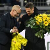 Sebastian Kehl hält einen Blumenstrauß in der Hand.