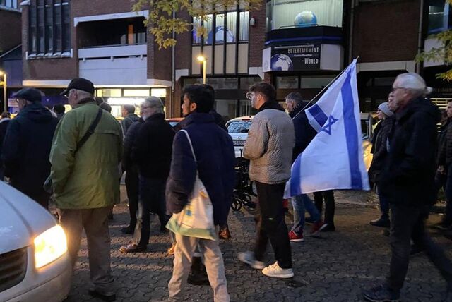 Beim Pogrom-Gedenken vom 9.11.2023 in Castrop-Rauxel kam es zu einem Vorfall: Die Israel-Flagge eines Kundgebungs-Teilnehmers, des Henrichenburgers Thomas Krämerkämper (56), wurde ihm von zwei jungen Frauen weggenommen, sie konnten nur aufgehalten werden, weil Teilnehmer der Demo sie verfolgten.