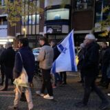 Beim Pogrom-Gedenken vom 9.11.2023 in Castrop-Rauxel kam es zu einem Vorfall: Die Israel-Flagge eines Kundgebungs-Teilnehmers, des Henrichenburgers Thomas Krämerkämper (56), wurde ihm von zwei jungen Frauen weggenommen, sie konnten nur aufgehalten werden, weil Teilnehmer der Demo sie verfolgten.