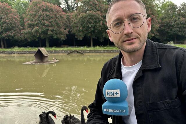 Philipp Pohl schaut am Dortmunder Hauptfriedhof in eine Kamera.