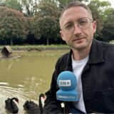 Philipp Pohl schaut am Dortmunder Hauptfriedhof in eine Kamera.