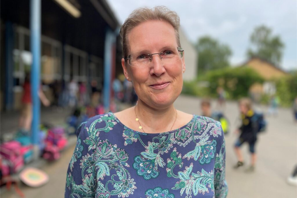 Isabell Schütz steht auf dem Schulhof der Lindenschule in Frohlinde in Castrop-Rauxel. 