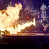 Till Lindemann während Rammsteinauftritt mit Flammenwerfer.