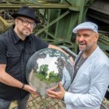 Heiko Taschke und Fanel Cornelius halten eine Discokugel.