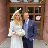 Zu sehen ist das Ehepaar Lena (34) und Torsten Langnickel (52) vor dem Eingang des alten Dortmunder Rathauses.